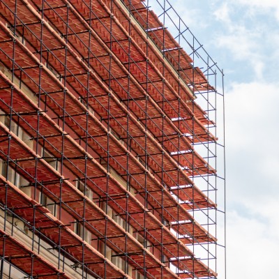Înălţarea şi demontarea schelelor şi platformelor de lucru